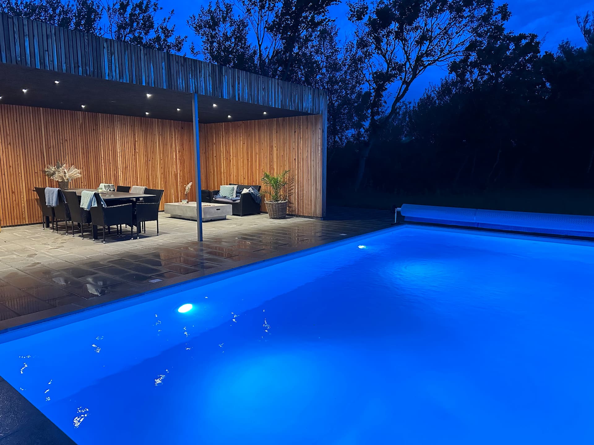Pool og spa om aftenen