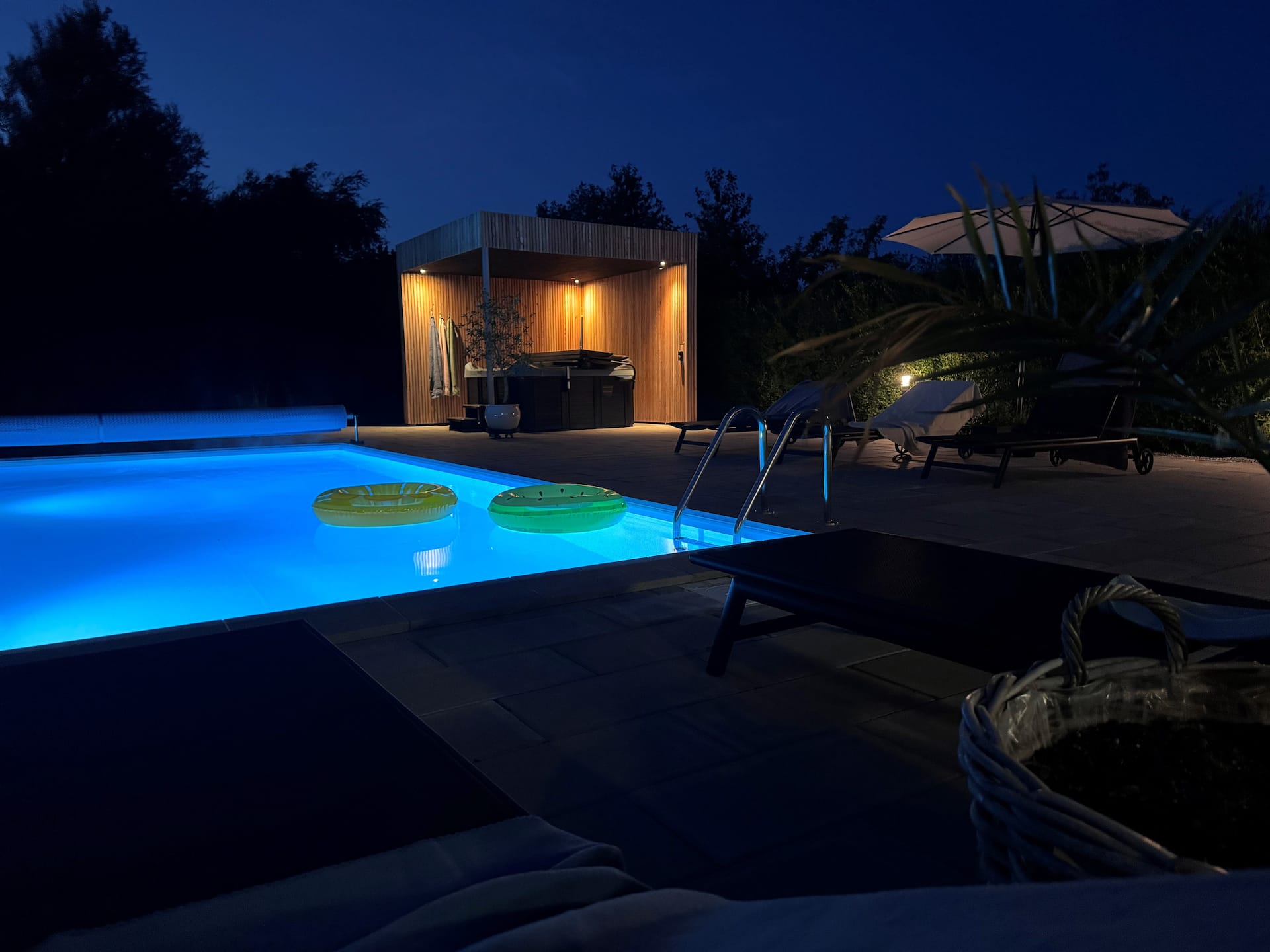Pool og terrasse ved Midholmvej